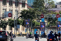 Quảng cáo màn hình LED dọc trạm xe buýt Hàm Nghi