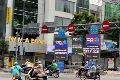 Quảng cáo màn hình LED dọc trạm xe buýt Hàm Nghi