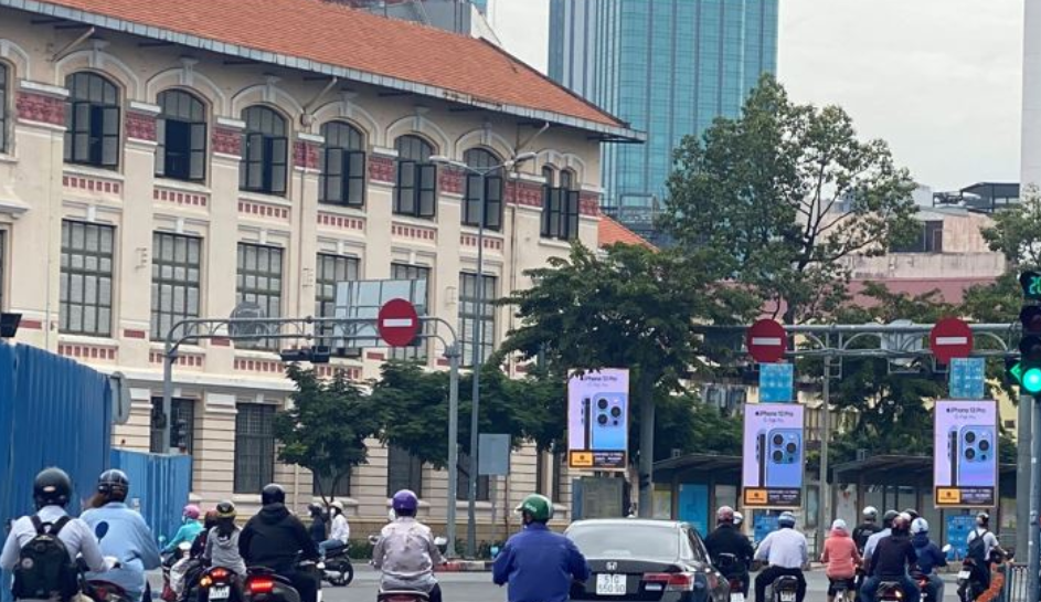 Quảng cáo màn hình LED dọc trạm xe buýt Hàm Nghi